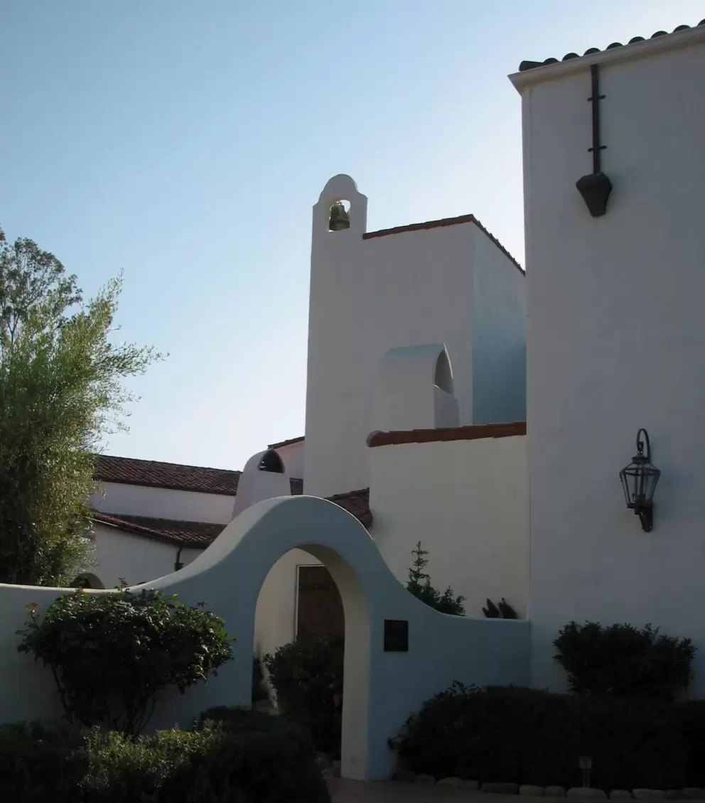 Oh, the wonderful curves of Spanish architecture!