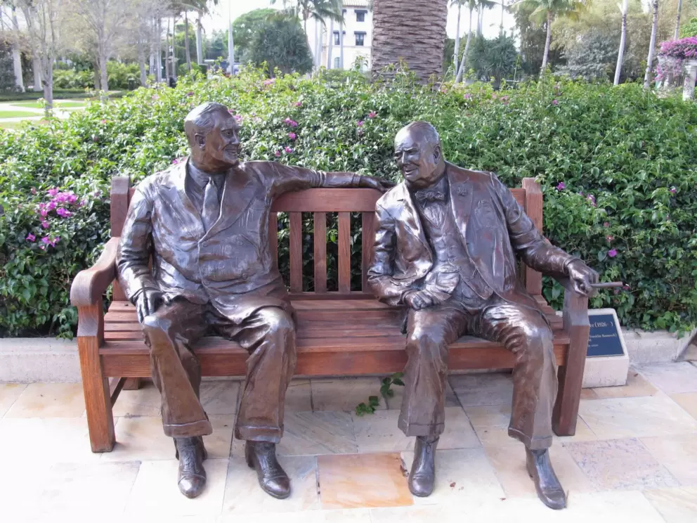 Sculpture of Winston Churchill and Franklin Roosevelt on bench.