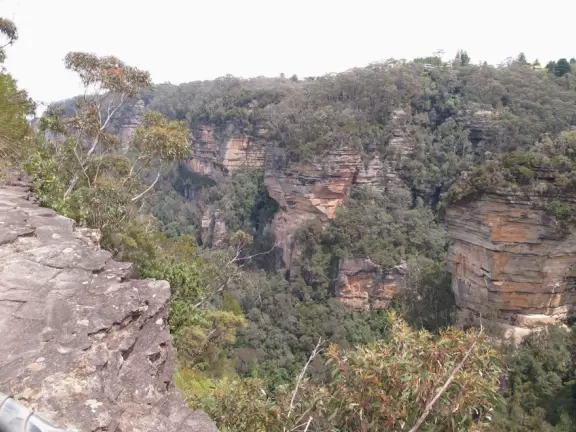 Stunning hike to steep lookout over a&nbsp;waterfall and deep valley, and to wavey Tarpeian Rock Lookout with awesome vistas of Mt Solitary and far-off valleys.