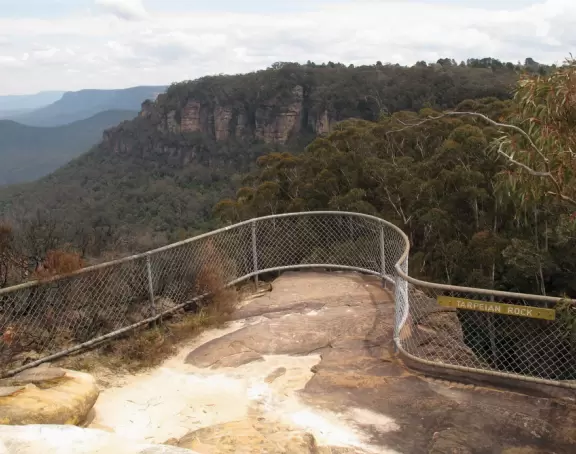 Stunning hike to steep lookout over a&nbsp;waterfall and deep valley, and to wavey Tarpeian Rock Lookout with awesome vistas of Mt Solitary and far-off valleys.