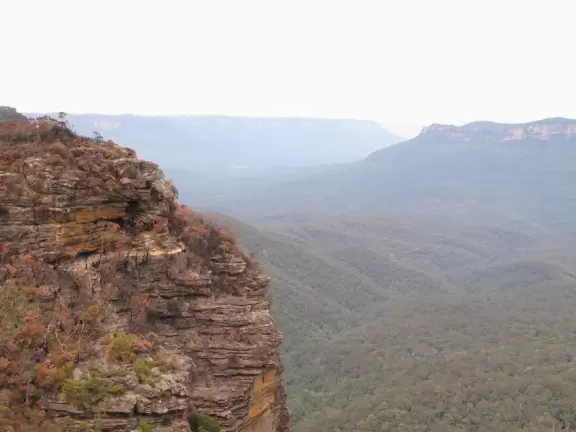 Stunning hike to steep lookout over a&nbsp;waterfall and deep valley, and to wavey Tarpeian Rock Lookout with awesome vistas of Mt Solitary and far-off valleys.