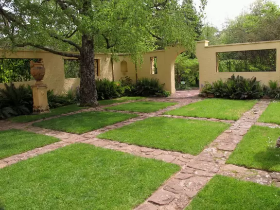 Magically beautiful gardens with varied terraced areas that take your breath away- views of Jamison valley, bushwalk to grotto, formal delightful settings.