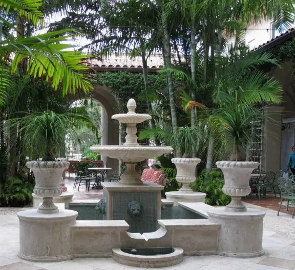 1920s hotel with regal palm-lined entrance, spectacular ceilings in the lobby, palm courtyard where you can enjoy a coffee, and short ocean promenade.