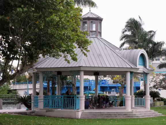 Funky and cool main strip popular with tourists, with blocks of shops and sidewalk cafes and waterfront Veterans Park.