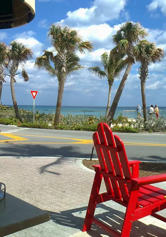 Fun beach with everything a holiday beach should have: pier, promenade, restaurants on the dune, restaurant on the pier, ice cream shop, playground with a view.