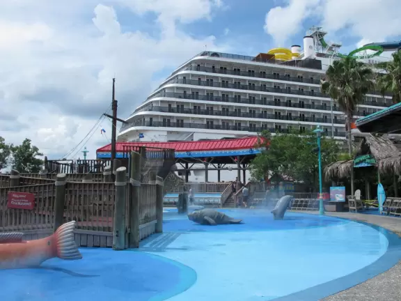 Wonderful aquarium with animals you've never seen before, and an outdoor splash park for kids.