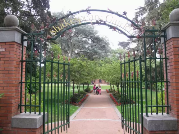 Huge park in the middle of San Francisco, with delightful daisy-filled meadows, playgrounds, lakes, gardens, and museums!