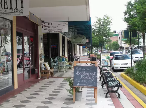 Small&nbsp;historic main strip with cafes, close to Stetson University.