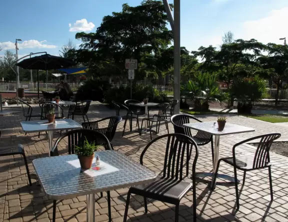 Incredible playground with so much play equipment! Jogging path, ducks on pond, huge skate park, and modern cafe as well.