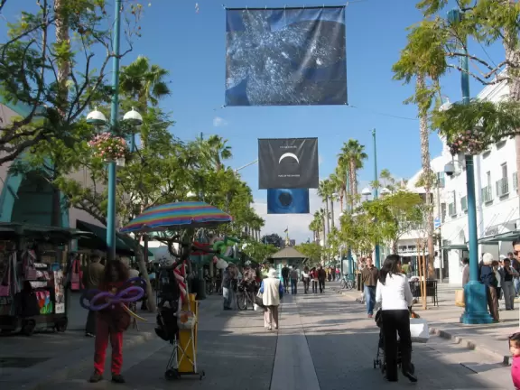 A pretty, pedestrian-only street, with performers, tons of people, and lots of shopping.