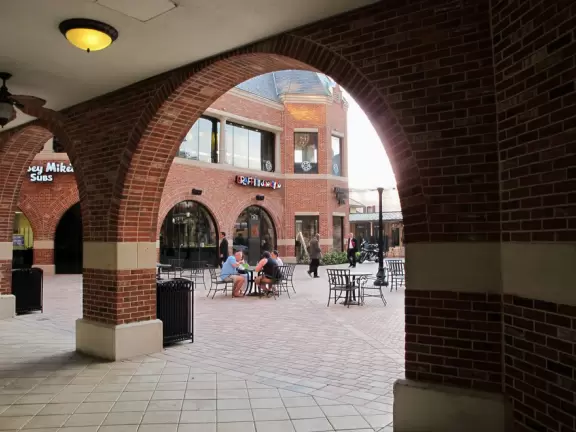 Great restaurants among moss-draped trees (Thornton Park), lit-up highrises at night (Orange Ave), and sun-worshippers enjoying Lake Eola Park.