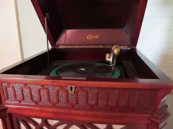 Large, attractive, and excellent history center in a gorgeous location.