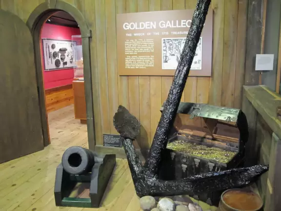 Large, attractive, and excellent history center in a gorgeous location.