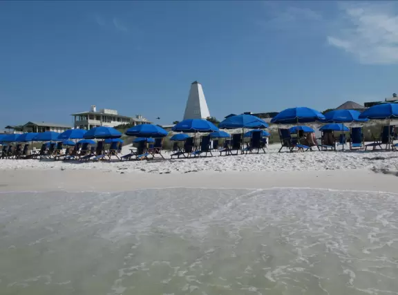 A cute town with high buildings that give shade, and a dreamy beach.