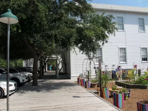 A cute town with high buildings that give shade, and a dreamy beach.