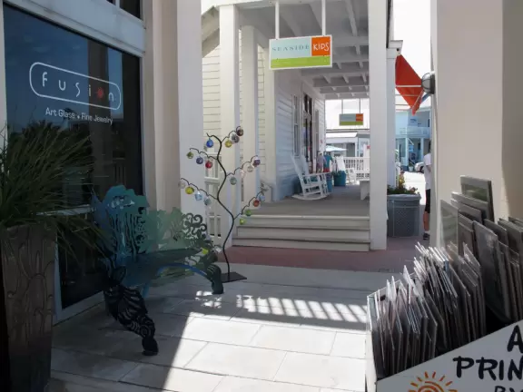 A cute town with high buildings that give shade, and a dreamy beach.