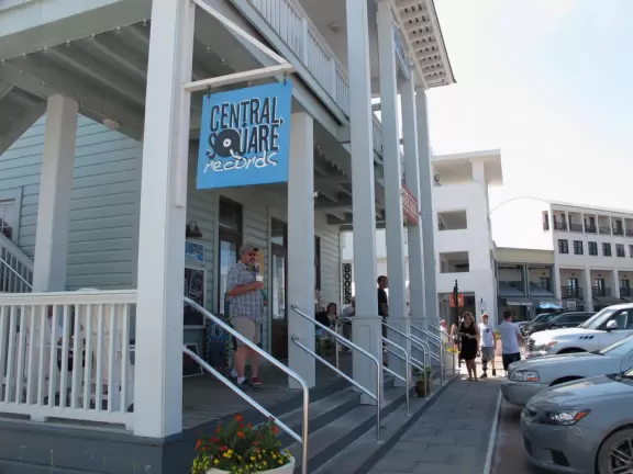 A cute town with high buildings that give shade, and a dreamy beach.