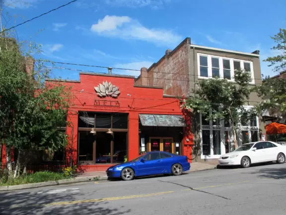 Interesting hippy town, with great restaurants.