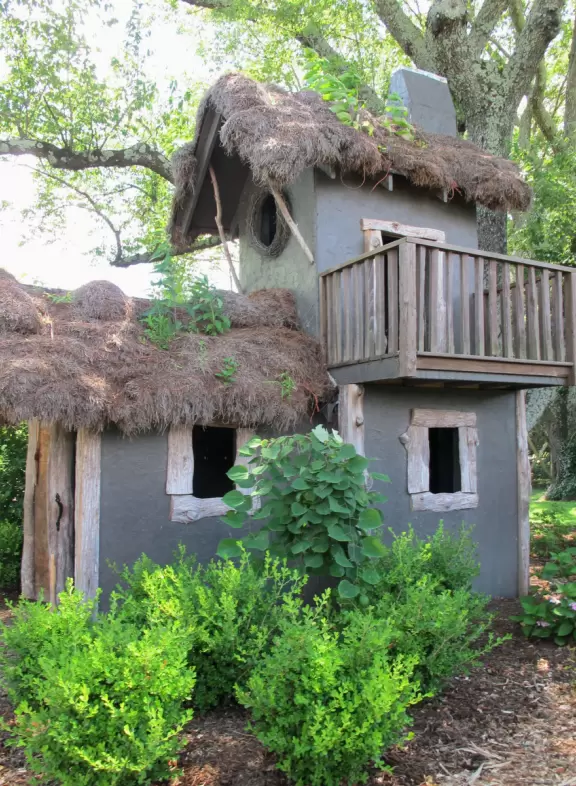 Pleasant large botanical garden with super area for kids.