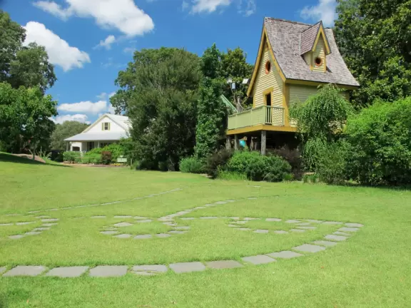 Pleasant large botanical garden with super area for kids.