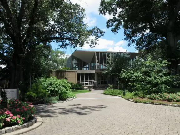 Pleasant large botanical garden with super area for kids.