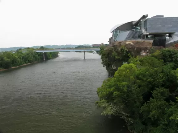 Cute town with gorgeous high bluffs over the Tennessee River.
