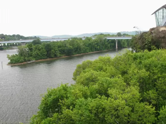 Cute town with gorgeous high bluffs over the Tennessee River.
