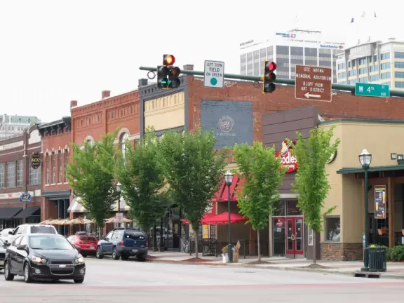Cute town with gorgeous high bluffs over the Tennessee River.