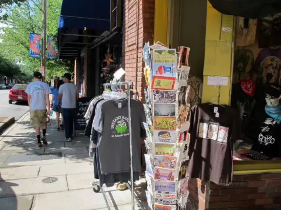 Interesting hippy town, with great restaurants.