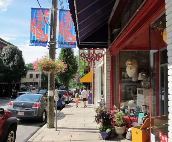 Interesting hippy town, with great restaurants.