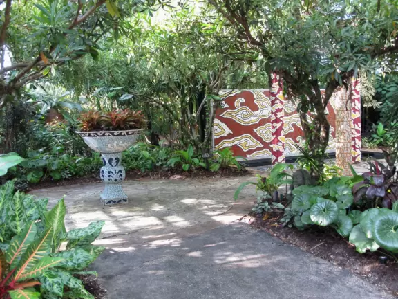 Stunning tropical-themed gardens and cute children's area.