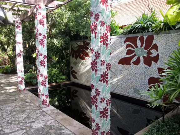 Stunning tropical-themed gardens and cute children's area.