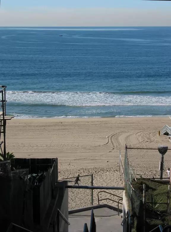 A pretty walk through a wealthy neighborhood all the way to the beach!