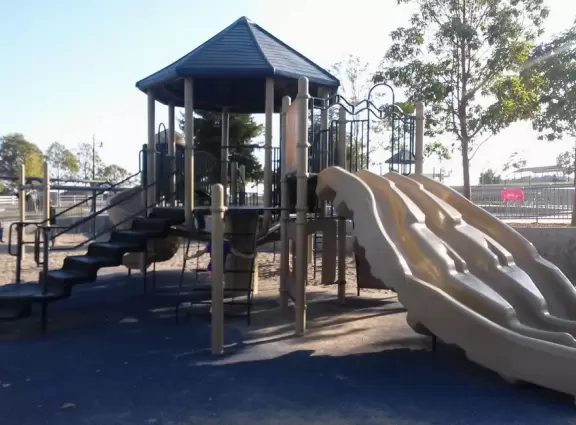 Nice playground with sandy floor, up in the hills of Arroyo Grande. Lovely in the late afternoon.