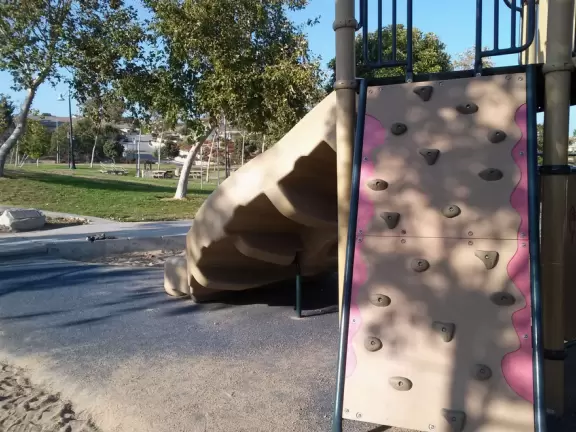 Nice playground with sandy floor, up in the hills of Arroyo Grande. Lovely in the late afternoon.