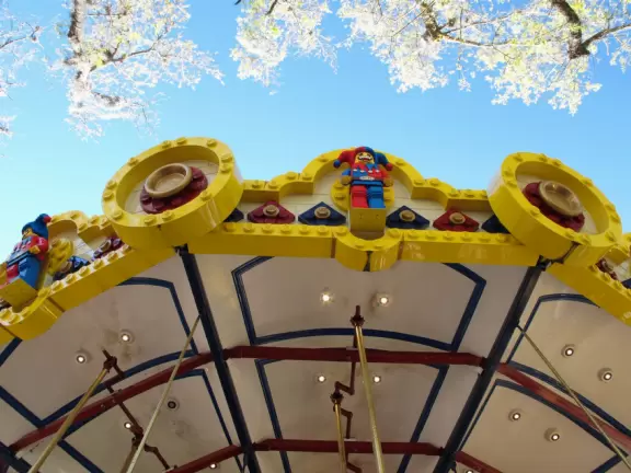 Theme park for young children with lots of rides, with short lines, in a beautiful setting.