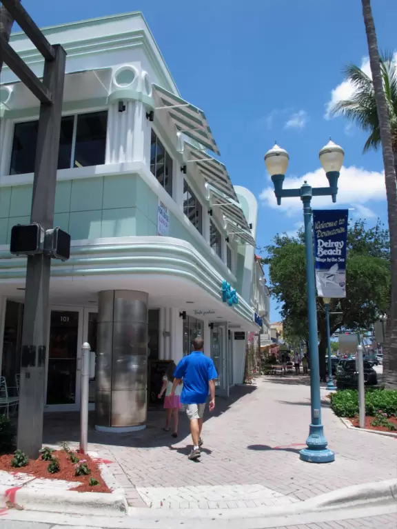 Funky and cool main strip popular with tourists, with blocks of shops and sidewalk cafes and waterfront Veterans Park.