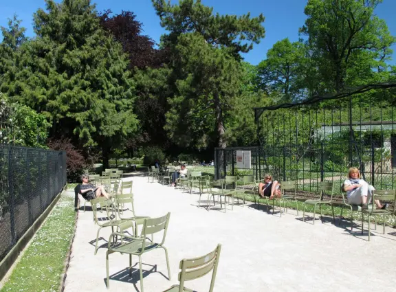 Incredible, large garden near the Sorbonne with flowerbeds, palace, circular pool with toy boats, statues, and tree canopies.