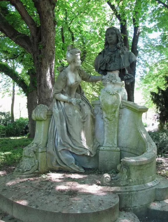 Incredible, large garden near the Sorbonne with flowerbeds, palace, circular pool with toy boats, statues, and tree canopies.