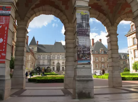Gorgeous complex with 40 student residences themed after different countries, cafeterias, classrooms, and beautiful quads with flowers and trees.
