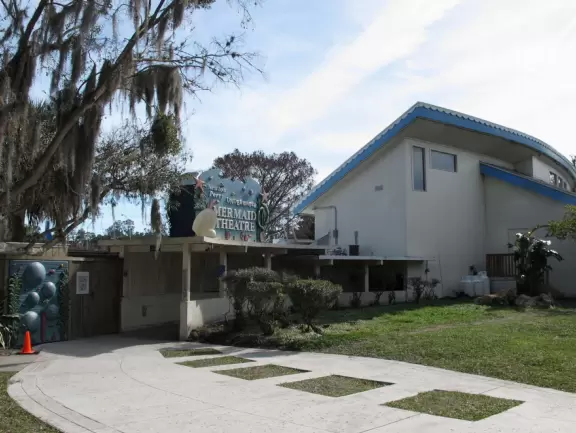 Unique underwater mermaid show in a natural spring. A wonderful experience!