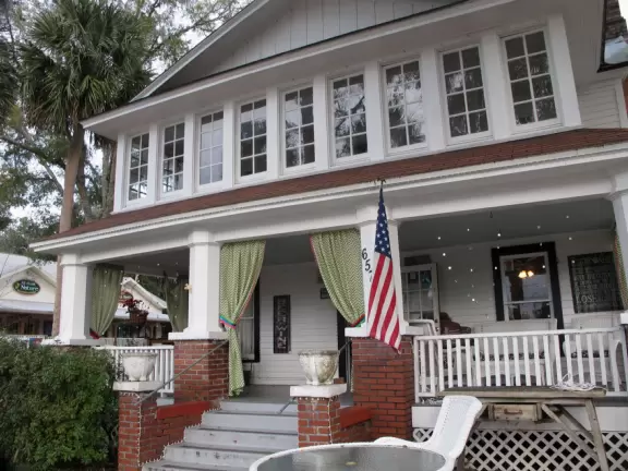 Crystal River is an old Florida town with houses on canals full of natural springs that make the water clear. There are some nice restaurants on the waterfront and on Citrus Ave, the main strip.