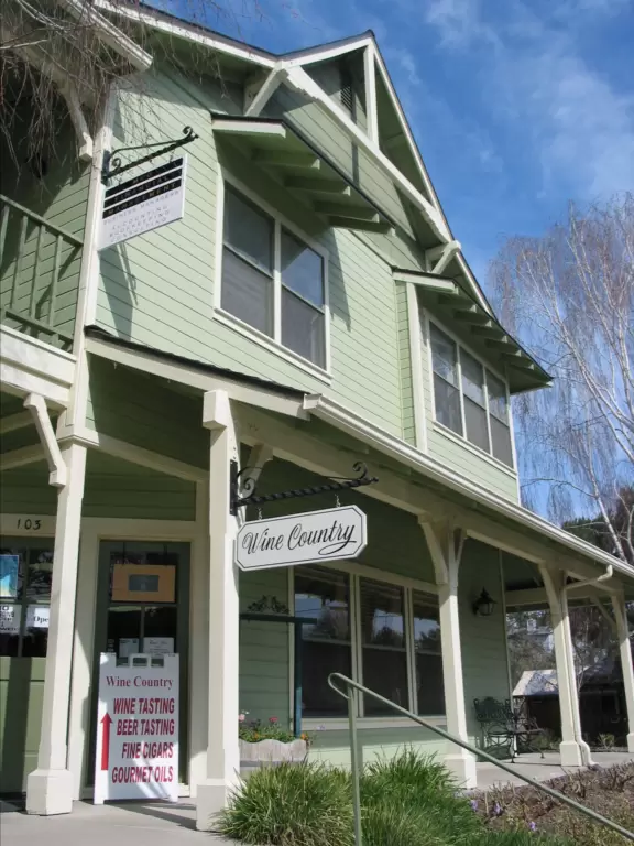 Chic wine-country town.
