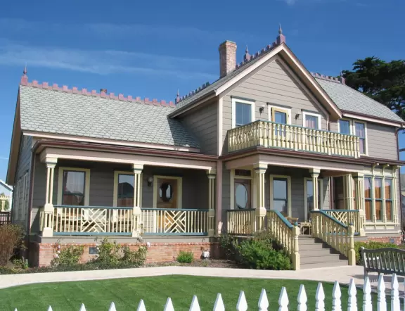 A pretty beachside town, with a wooden pier and wide windy beach with perfect views of Morro Rock, and colorful houses with gardens, backed by gently-sloping hills.