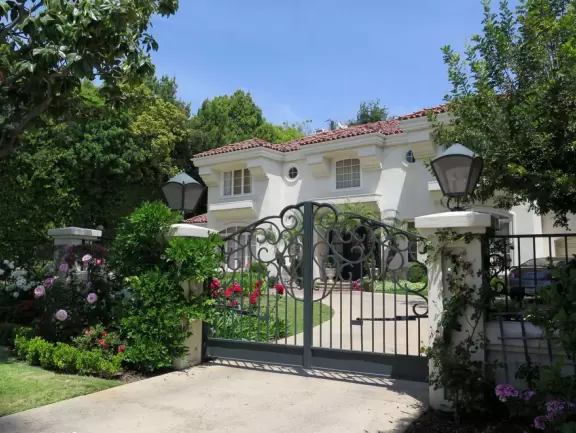 Walk past the mansion of Beverly Hills.