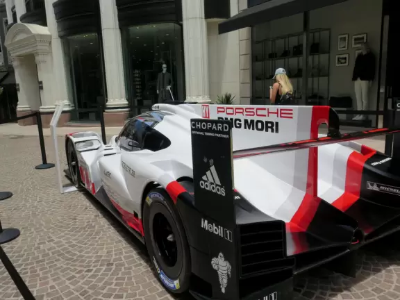 Incredible street with gold and silver sparkling high end shops, plus cafes for normal people on Beverly Dr.