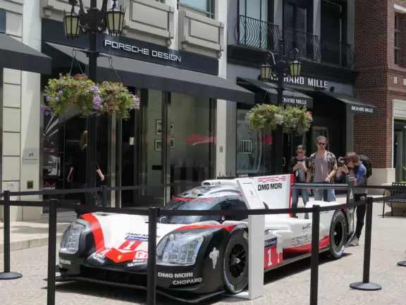 Incredible street with gold and silver sparkling high end shops, plus cafes for normal people on Beverly Dr.