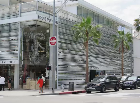 Incredible street with gold and silver sparkling high end shops, plus cafes for normal people on Beverly Dr.