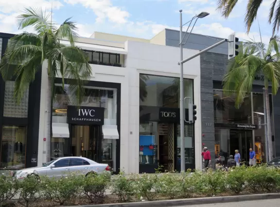 Incredible street with gold and silver sparkling high end shops, plus cafes for normal people on Beverly Dr.