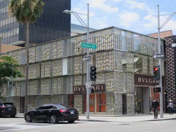 Incredible street with gold and silver sparkling high end shops, plus cafes for normal people on Beverly Dr.